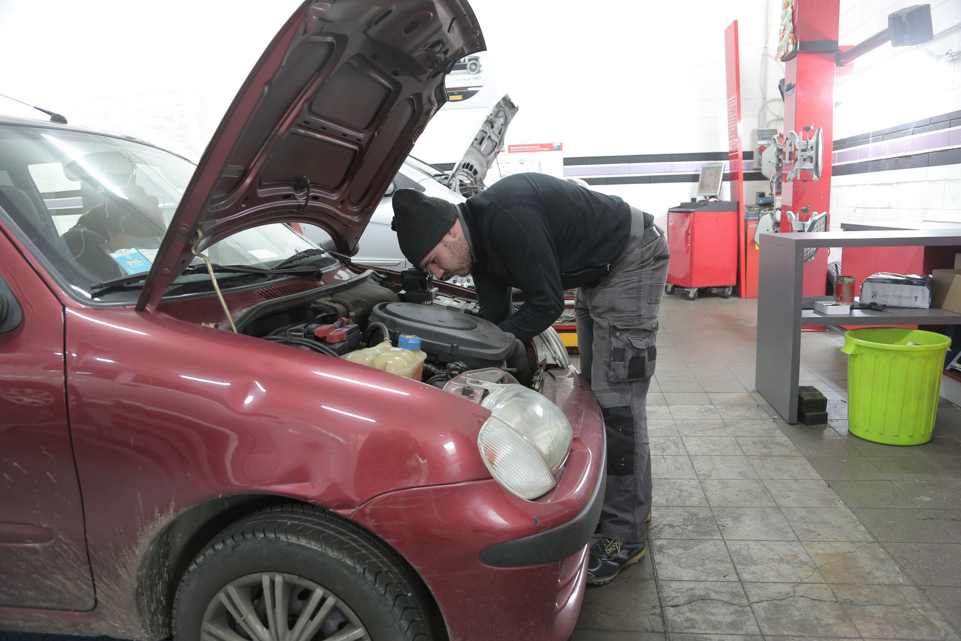 Réparation voiture équipe à Montreuil